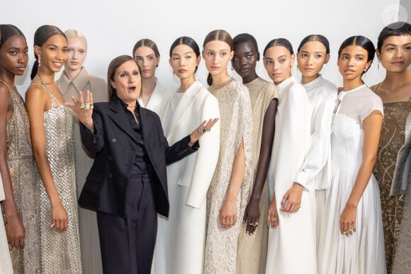 7467686-maria-grazia-chiuri-backstage-du-defil-580x0-2